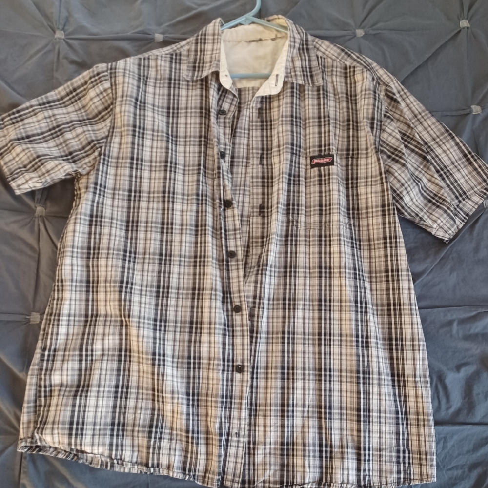 Mens Dickies brand button down short sleeve shirt
